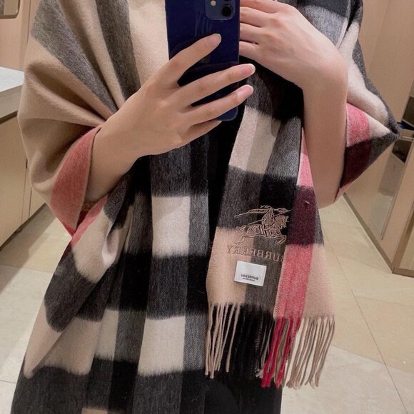 Brand new Burberry classic style scarf - Picture 1 of 7